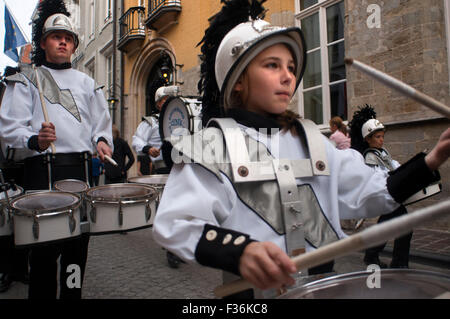 Drumband dINk Bandmusik Autoloze Sondag Festival in Brügge. Der Festzug der Golden Tree, Brügge, West-Flandern, Belgien Stockfoto