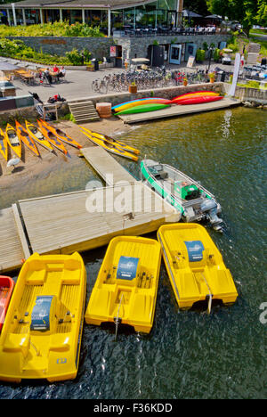 Tretboote, Kanus, Boote und Fahrräder zu vermieten, Sjöcafeet, Djurgården Island, Stockholm, Schweden Stockfoto