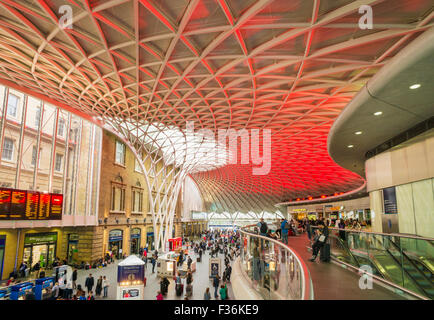 Die neue halbrunde Abfahrten Bahnhofshalle an der Kings cross Station Euston Road Kings Cross London England UK GB EU Europa Stockfoto