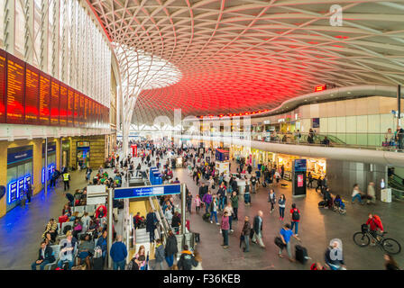 Die neue halbrunde Abfahrten Bahnhofshalle an der Kings cross Station Euston Road Kings Cross London England UK GB EU Europa Stockfoto