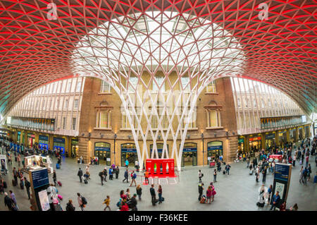 Die neue halbrunde Abfahrten Bahnhofshalle an der Kings cross Station Euston Road Kings Cross London England UK GB EU Europa Stockfoto