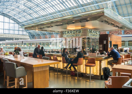 Searcys Champagner-bar bei St Pancras international Railway station London England UK GB EU Europa Stockfoto