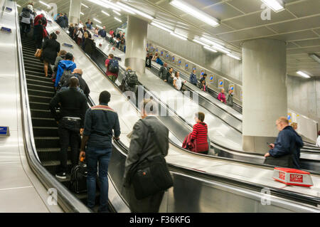 Menschen, die Reiten der Rolltreppen auf die Londoner U-Bahn System Stadt London England UK GB EU Europas Stockfoto