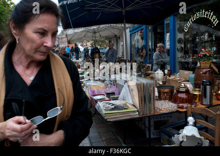 Brügge Antik- und Flohmarkt – zweimal wöchentlich ein Flohmarkt neben dem Dijver Kanal, Brügge, Belgien. Ein Shopaholic Traum Pause Stockfoto