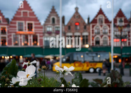 Brügge. Der Marktplatz und die Burg, die beide im Zentrum der Altstadt gelegen sind die großen Plätze um Ihre Tour zu starten. Der Markt Stockfoto