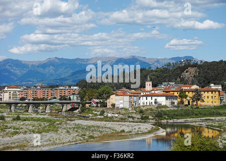 Aulla Stadt mit Fluss Magra in den Vordergrund und Apennin hinter. Lunigiana, Norden der Toskana, Italien. Stockfoto