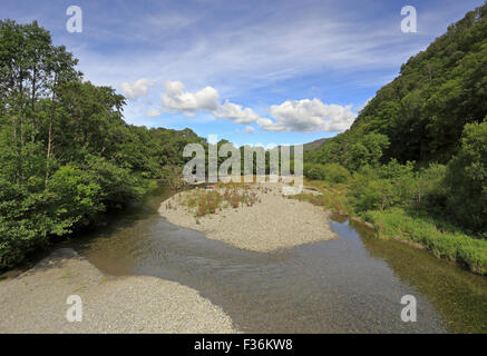 Fluß Derwent von der Brücke bei Grange, Borrowdale, Cumbria, Nationalpark Lake District, England, UK. Stockfoto