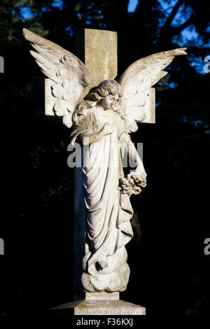 Engel Grabstein Kreuz im Sonnenlicht. England. Stockfoto