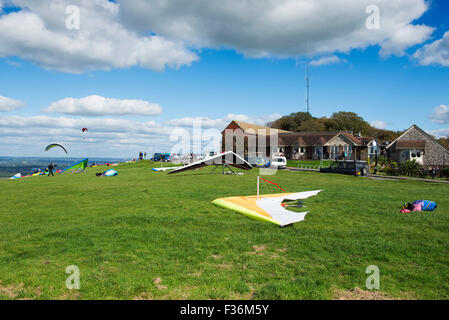 Hängen Sie Segelflugzeuge vorbereitet für Aktion in der Devils Dyke Kneipe nördlich von Brighton, East Sussex, UK Stockfoto