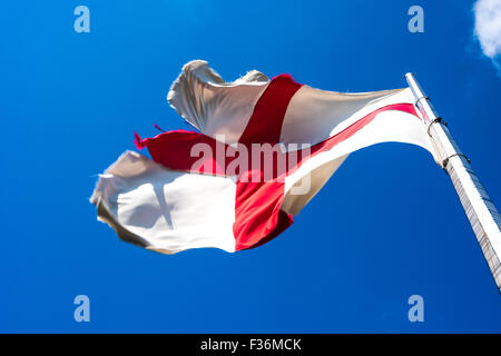 Ein hin-und hergerissen England Flagge im Wind vor blauem Himmel in Wolverhampton West Midlands, UK Stockfoto