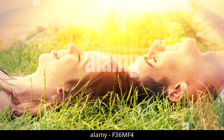 Junge glückliche Paar in der Sonne liegen Stockfoto