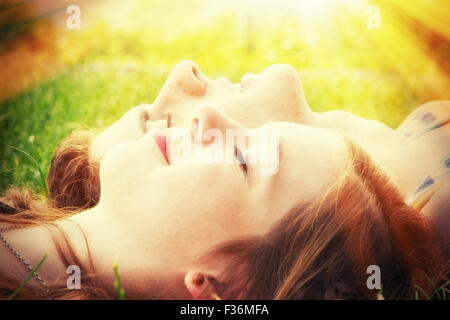 Junges Paar in der warmen Sonne Stockfoto