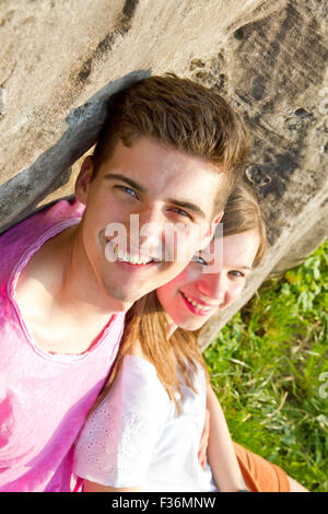 Junge Liebe paar in der Natur Stockfoto