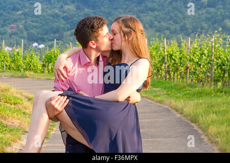 Junge küssen Liebe paar in einem Weinberg Stockfoto