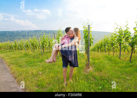 Junge küssen Liebe paar in einem Weinberg Stockfoto