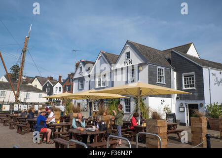 Topsham ein Dorf am Fluss Vorabend im East Devon England UK leichter Inn Pub Stockfoto