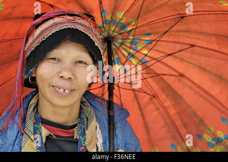 DAO-Frau unter einem bunten Regenschirm in Quyet Tien, Ha Giang Provinz, Vietnam