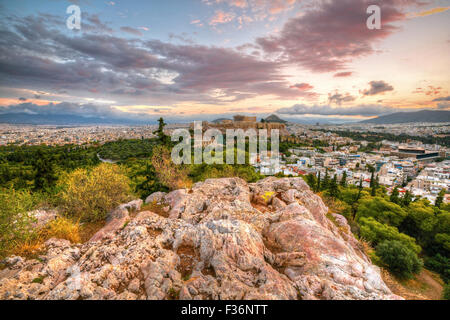 Morgen Blick auf Akropolis vom Philopappos-Hügel im Zentrum von Athen. HDR-Bild. Stockfoto