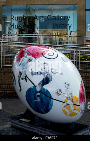 Rugby, Warwickshire, England, UK. 30. September 2015. Eine riesige Rugbykugel liegt außerhalb der Stadt Museum and Art Gallery. Als Teil der Stadt Rugby Feier des Rugby World Cup 2015 wurden fünf riesigen Rugbybälle in exponierter Lage um die Stadt herum platziert. Das Display ist passenderweise den Titel "Rugby Got Balls". Bildnachweis: Colin Underhill/Alamy Live-Nachrichten Stockfoto