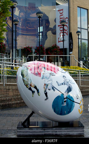 Rugby, Warwickshire, England, UK. 30. September 2015. Eine riesige Rugbykugel liegt außerhalb der Stadt Museum and Art Gallery. Als Teil der Stadt Rugby Feier des Rugby World Cup 2015 wurden fünf riesigen Rugbybälle in exponierter Lage um die Stadt herum platziert. Das Display ist passenderweise den Titel "Rugby Got Balls". Bildnachweis: Colin Underhill/Alamy Live-Nachrichten Stockfoto