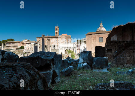 Rom, Italien - 5. August 2015: Blick auf das Forum Romanum in Richtung der Tabularium Stockfoto