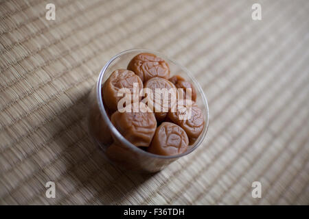 Umeboshi Ume Japanisch getrocknet salzig eingelegte Pflaume gekippt Stockfoto