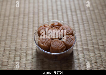 Umeboshi Ume Japanisch getrocknet eingelegte salzige Pflaume zentriert aus Vogelperspektive Stockfoto