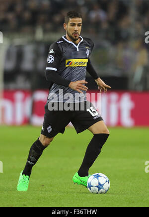 Mönchengladbach, Deutschland, 30. September 2015. Champions League, Gruppe D, Borussia Moenchengladbach Vs Manchester City: Alvaro Dominguez (Mönchengladbach) steuert den Ball. Bildnachweis: Jürgen Schwarz/Alamy Live-Nachrichten Stockfoto