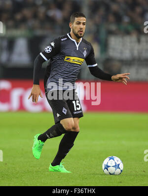 Mönchengladbach, Deutschland, 30. September 2015. Champions League, Gruppe D, Borussia Moenchengladbach Vs Manchester City: Alvaro Dominguez (Mönchengladbach) steuert den Ball. Bildnachweis: Jürgen Schwarz/Alamy Live-Nachrichten Stockfoto