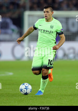 Mönchengladbach, Deutschland, 30. September 2015. Champions League, Gruppe D, Borussia Moenchengladbach Vs Manchester City: Sergio Agüero (Manchester City) steuert den Ball. Bildnachweis: Jürgen Schwarz/Alamy Live-Nachrichten Stockfoto