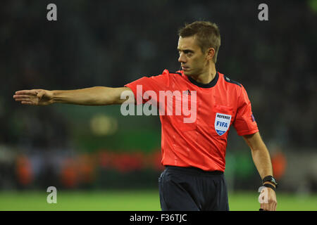 Mönchengladbach, Deutschland, 30. September 2015. Champions League, Gruppe D, Borussia Moenchengladbach Vs Manchester City: Schiedsrichter Clement Turpin. Bildnachweis: Jürgen Schwarz/Alamy Live-Nachrichten Stockfoto