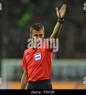 Mönchengladbach, Deutschland, 30. September 2015. Champions League, Gruppe D, Borussia Moenchengladbach Vs Manchester City: Schiedsrichter Clement Turpin. Bildnachweis: Jürgen Schwarz/Alamy Live-Nachrichten Stockfoto