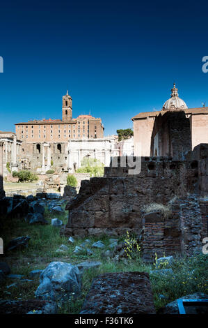 Rom, Italien - 5. August 2015: Blick auf das Forum Romanum in Richtung der Tabularium Stockfoto