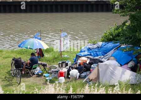 einfaches Leben Obdachlose am Flussufer Flussbett Stockfoto