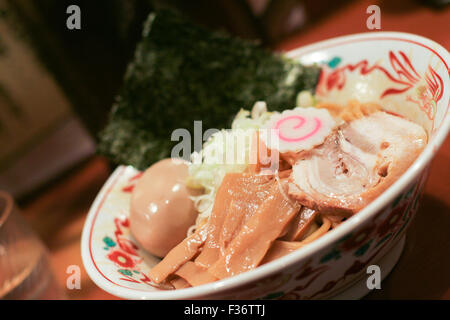 Abura Öl Soba mit eingelegtem Bambus Chashu Schweinefleisch gekocht, Ei und Algen Stockfoto