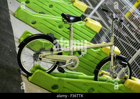 kleine Fahrrad Parken Parkplatz Eco Ökologie s Grün, gelb Stockfoto