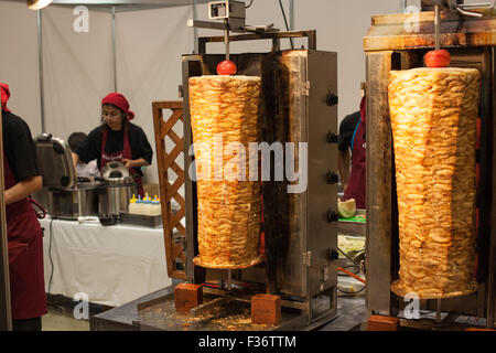 Döner Grill Döner Gyros orientalische Speisen auf Spieße Stockfoto