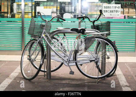 zwei silberne Fahrräder Fahrrad Mamachari geparkt Stockfoto