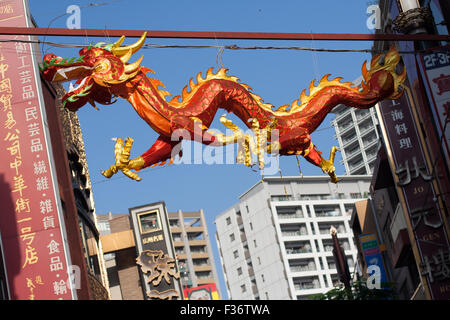 Drachen rot-goldenen Drachen hing auf Draht Stockfoto