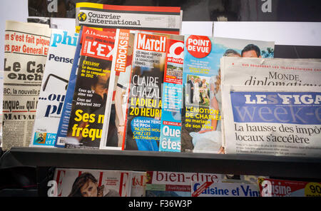 Eine Sammlung von verschiedenen französischen Sprache Zeitschriften zum Verkauf in New York auf Sonntag, 27. September 2015. (© Richard B. Levine) Stockfoto