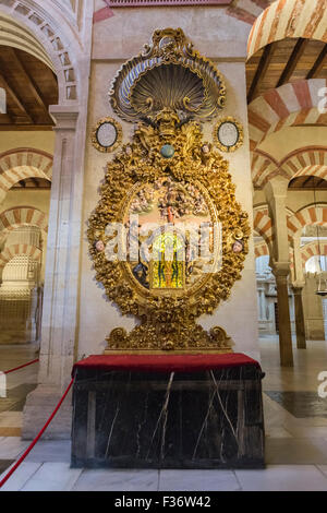 Córdoba, Spanien – 27. September 2015: Innenraum der Mezquita-Catedral, hölzerne Altarbild geschnitzt und vergoldet ist, Santi vertreten. Stockfoto