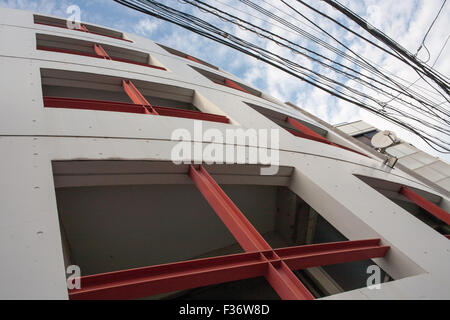 Extremen Winkel für eine gebogene moderne Beton und Metall gerahmt Gebäude Stockfoto