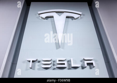 Tesla Firmenlogo auf der IAA Internationale Automobilausstellung 2015 Stockfoto