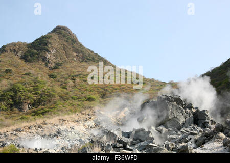 Natürlichen heißen Quellen Dampf steigt vom Felsen Stockfoto