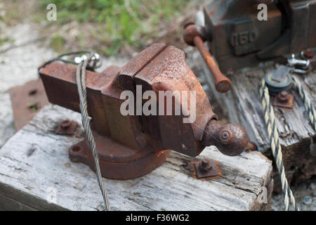 Alte rostige Vice auf einem verwitterten Holzblock Stockfoto