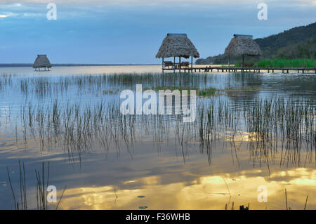 Sonnenuntergang am See Peten Itza in El Ramate, Guatemala Stockfoto