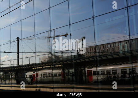 Reflexionen auf dem Bahnhof in Brügge, West-Flandern, Belgien Stockfoto