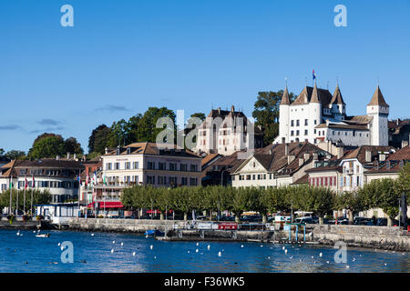 Blick aufs Wasser der Stadt Nyon am Genfer See, Schweiz Stockfoto