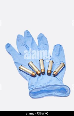 357 Magnum Pistole Patronen 125GR JHP in blauer Latexhandschuh forensische Stockfoto