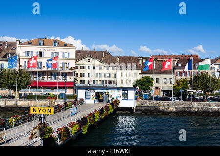 Blick aufs Wasser der Stadt Nyon am Genfer See, Schweiz Stockfoto